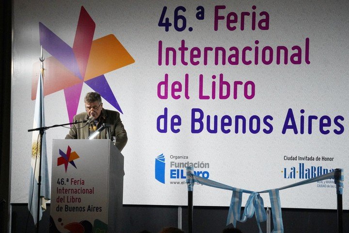 Inauguración apertura de Guillermo Saccomanno lee el discurso apertura en la 46° Feria Internacional del Libro Buenos Aires Foto: Martín Bonetto.