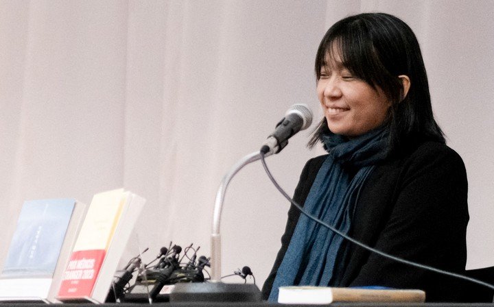 La escritora surcoreana Han Kang, ganadora del Premio Nobel de Literatura 2024, asiste a una rueda de prensa, en Seúl, en 2023. Yonhap via REUTERS 