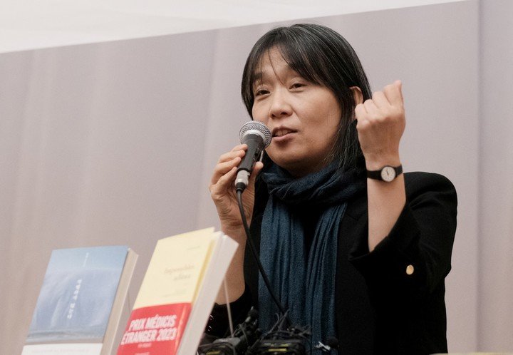 La escritora surcoreana Han Kang, ganadora del Premio Nobel de Literatura 2024, asiste a una rueda de prensa, en Seúl, en 2023. Yonhap via REUTERS 