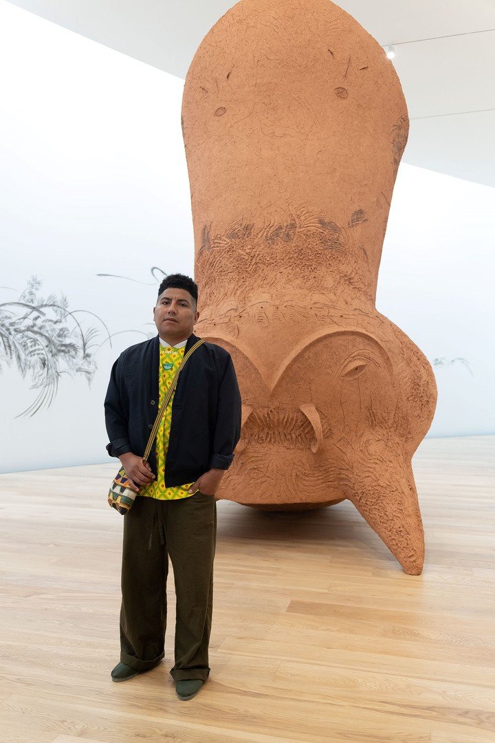 Gabriel Chaile junto a su gran escultura o "alter monumento", según el curador Pablo León de la Barra. 