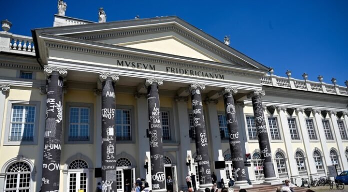 Naomi Beckwith: una curadora estadounidense toma el timón en la atribulada documenta