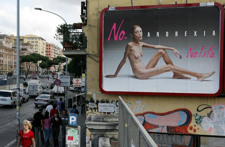 (ARCHIVO) - Una imagen de archivo tomada el 26 de septiembre de 2007 en Roma muestra una campaña publicitaria italiana en la que aparece la actriz y modelo francesa Isabelle Caro, víctima de la anorexia, fotografiada por el fotógrafo italiano Oliviero Toscani. AFP PHOTO / ANDREAS SOLARO