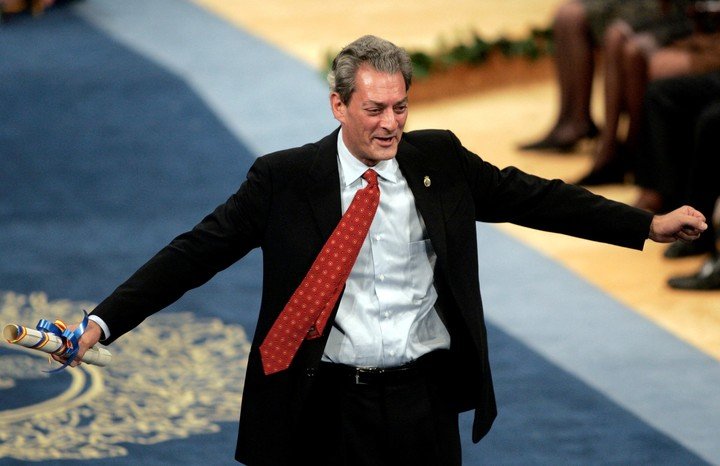 FOTO DE ARCHIVO: El escritor estadounidense Paul Auster gesticula tras recibir el premio Príncipe de Asturias de las Letras. REUTERS/Eloy Alonso/File Photo