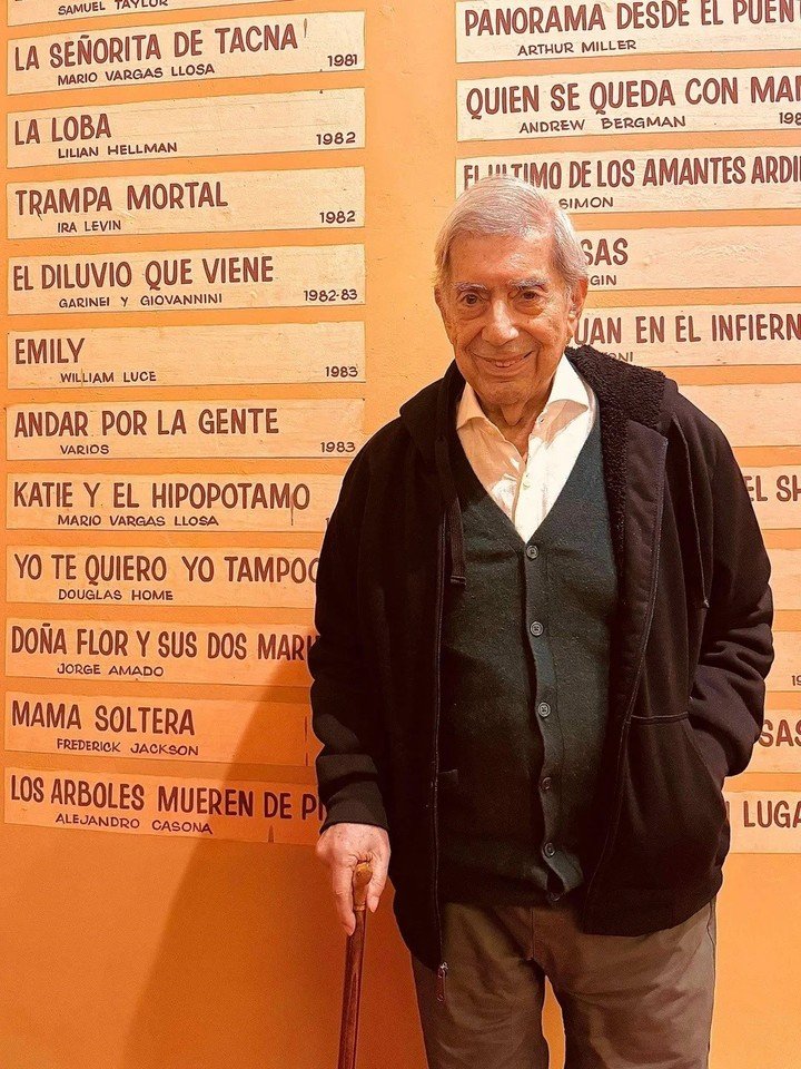 En octubre de 2024, Mario Vargas Llosa reapareció en Lima para ver la adaptación teatral de una de sus novelas. Foto: EFE.