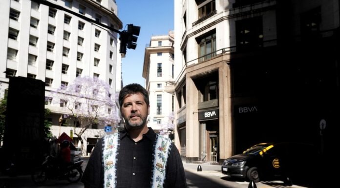 ¿Qué define al humor argentino? Adrián Lakerman responde en un libro para reír y pensar