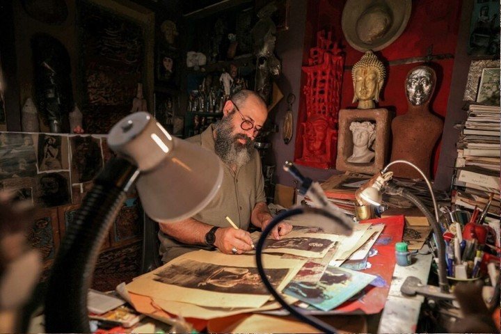 El artista iraní Adel Yazdi en su estudio de Shiraz, en el sur de Irán, el 14 de mayo de 2024. Foto: ATTA KENARE / AFP