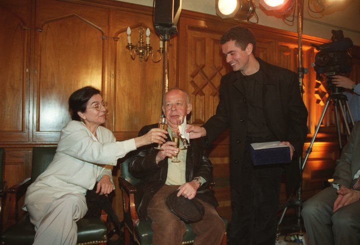 Leopoldo Brizuela con Vlady Kociancich y Andrés Rivera, en 1999 cuando ganó el Premio Clarín Novela por su libro Inglaterra, una fábula.