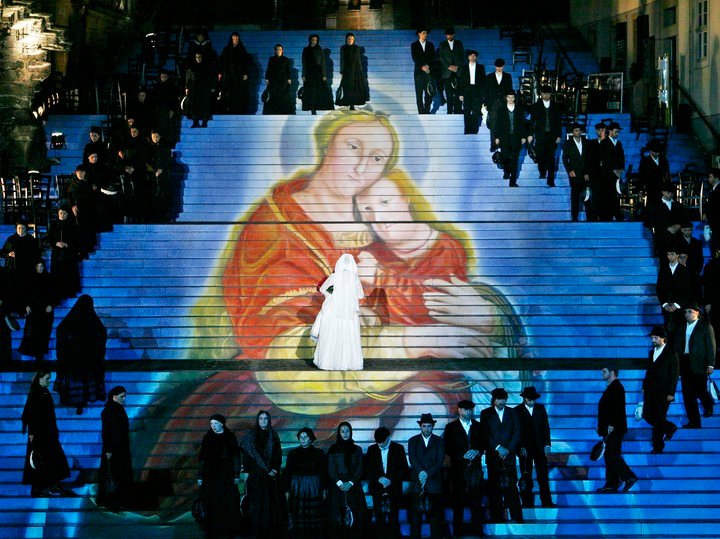Alina Gurina, en el centro, en el papel de 'Santuzza' durante un ensayo general de la ópera de Pietro Mascagnis 'Cavalleria rusticana' durante el festival Domstufen de 2007. (AP photo_Jens Meyer
