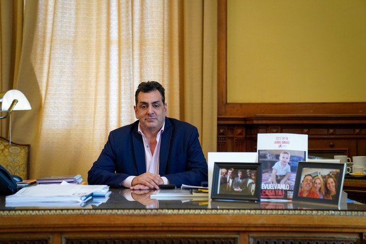 Leonardo Javier Cifelli en su despacho de Secretario de Cultura. En su escritorio las fotos con Karina Milei y una con el Presidente Javier Milei y su hermana. Foto Maxi Failla 