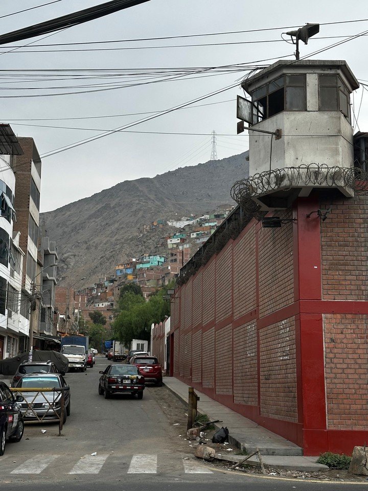 Fotografía tomada de la cuenta X del escritor peruano Mario Vargas Llosa donde se muestra el exterior de la prisión de Lurigancho, en Lima (Perú). Foto: EFE/ Cuenta De X Álvaro Vargas Llosa 