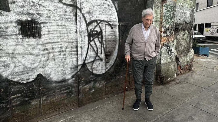 Mario Vargas Llosa visita uno de los escenarios limeños de su novela La ciudad y los perros. Fotos: X.