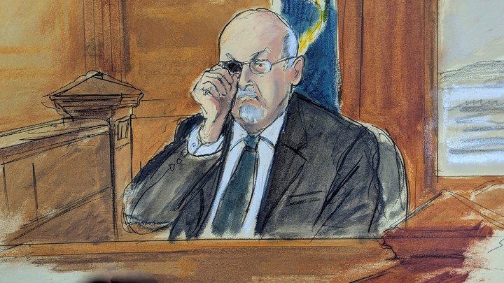 
En este boceto de la sala del tribunal, Salman Rushdie testifica en el estrado, durante el juicio de Hadi Matar, el martes 11 de febrero de 2025 en Mayville, N.Y. mostrando cómo fue apuñalado en el ojo, cuando fue atacado en 2022. (Elizabeth Williams vía AP)