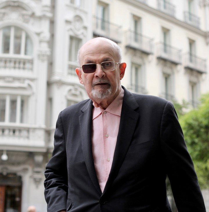 El escritor Salman Rushdie cuando presentó en España su último libro, "Cuchillo: meditaciones tras un intento de asesinato" con el escritor español Javier Cercas en el Ateneo de Madrid. Foto: Cézaro De Luca.