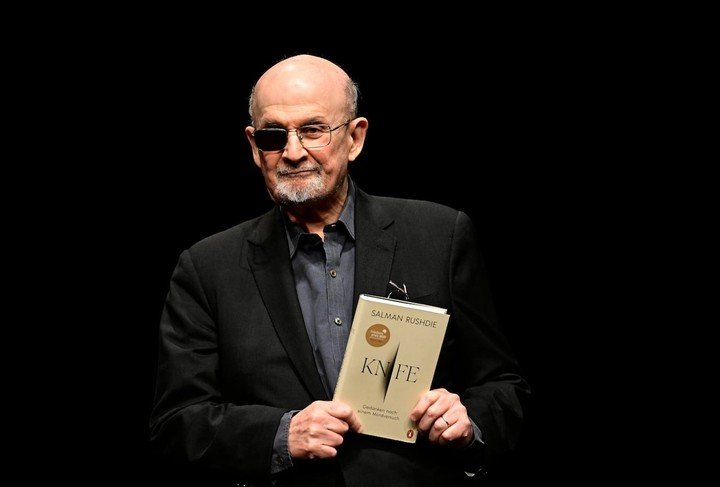 Salman Rushdie, en el Hay Festival de Cartagena, según narró, horas antes le ofrecieron una boleta revendida para la charla del “Señor Salomón”. | Foto: AFP