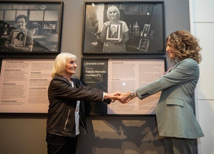 Las historias de Sigal Steiner Manzuri y Graciela Linial conviven junto con otras historias de madres en El último abrazo, la muestra que acaba de inaugurar en la sala 706 del séptimo piso en el Palacio Libertad. Foto: gentileza Palacio Libertad.