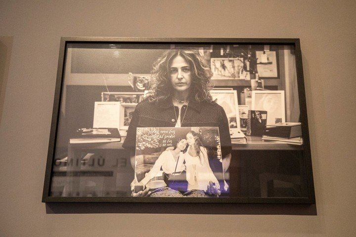 La exposición El último abrazo es una idea de la artista israelí Ifat Peer. Contiene 26 retratos en blanco y negro de las madres posando con un retrato de sus hijos asesinados el 7 de octubre en Israel. Foto: gentileza Palacio Libertad.