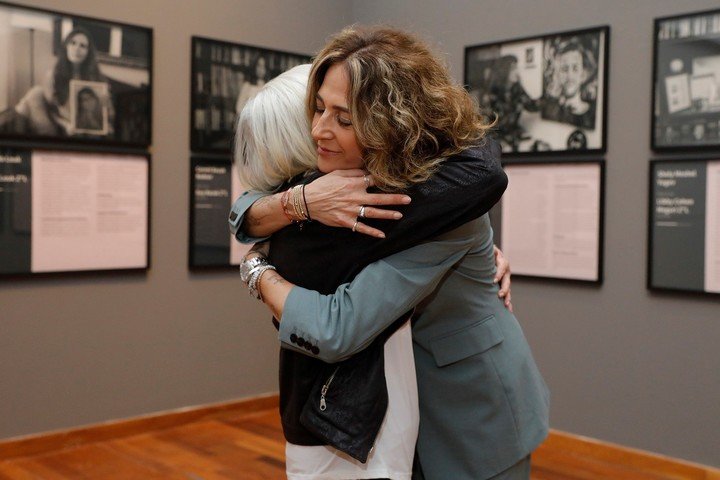 Las historias de Sigal Steiner Manzuri y Graciela Linial conviven junto con otras historias de madres en El último abrazo, la muestra que acaba de inaugurar en la sala 706 del séptimo piso en el Palacio Libertad. Foto: gentileza Palacio Libertad.