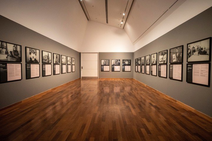 La exposición El último abrazo es una idea de la artista israelí Ifat Peer. Contiene 26 retratos en blanco y negro de las madres posando con un retrato de sus hijos asesinados el 7 de octubre en Israel. Foto: gentileza Palacio Libertad.