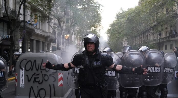 Escritores e intelectuales se sumaron al reclamo para que se respete la libertad de manifestación