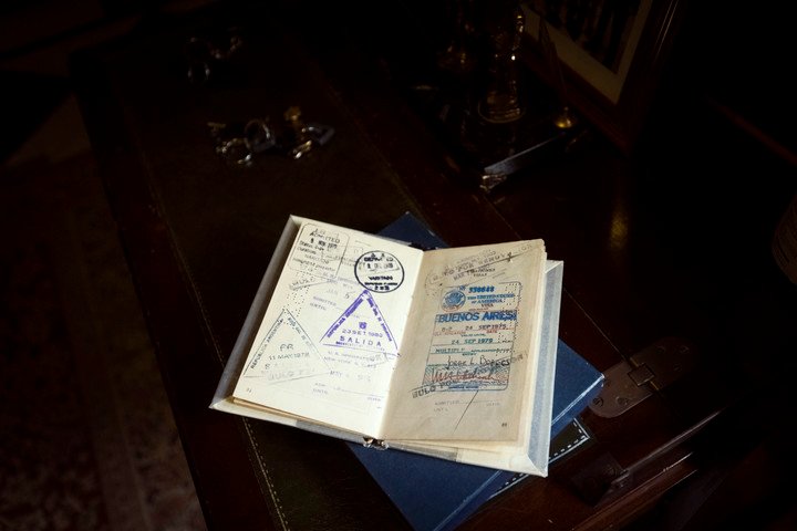 Detalle del pasaporte escritor Jorge Luis Borges que es parte de la colección biógrafo y coleccionista argentino Alejandro Vaccaro. Foto: Mariana Nedelcu.