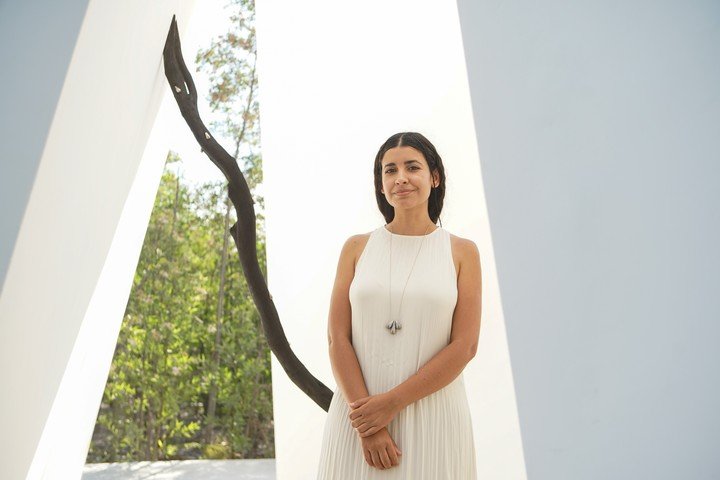 La artista Florencia Sadir durante la inauguración de Yendo por dentro del agua, he llegado muerta de sed, en Malba Puertos. Foto: Alejandro Guyot, gentileza Malba.
