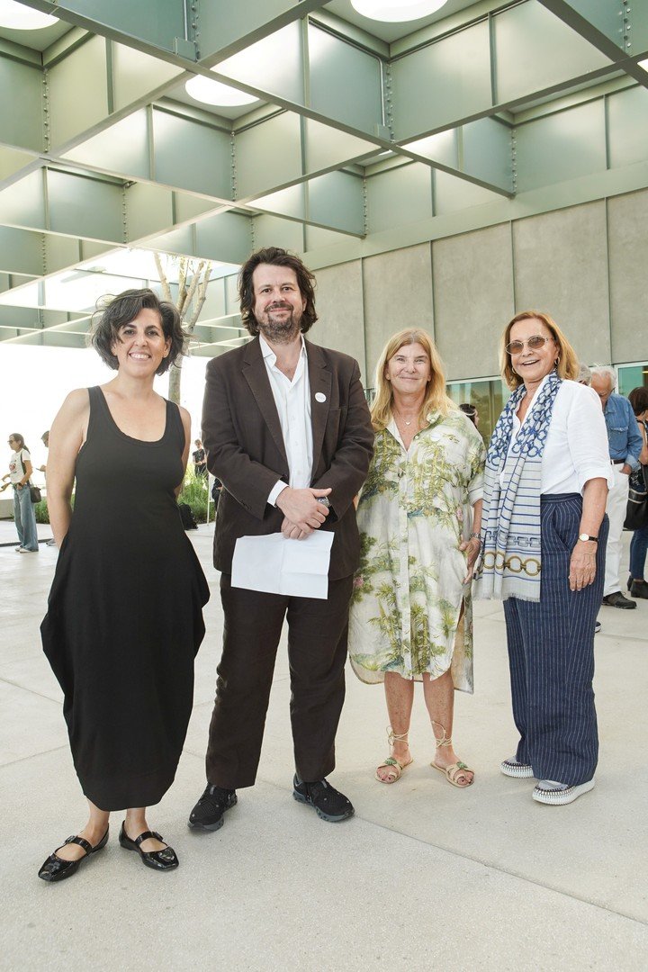 La curadora Alejandra Aguado; el director del Malba , Rodrigo Moura; la coordinadora de Malba Puertos, Eleonora Jaureguiberry y Teresa A.L. Bulgheroni, presidenta del Consejo de Administración del museo durante la inauguración de tres muestras en Malba Puertos. Foto: Alejandro Guyot, gentileza Malba.