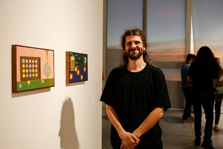 El artista Daniel Leber durante la inauguración de Vuelo infinito, en Malba Puertos. Foto: Alejandro Guyot, gentileza Malba.