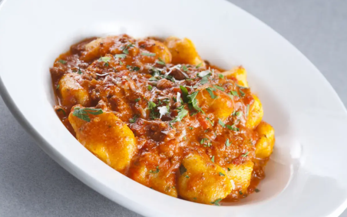 Así se preparan los auténticos ñoquis italianos con salsa casera de tomate