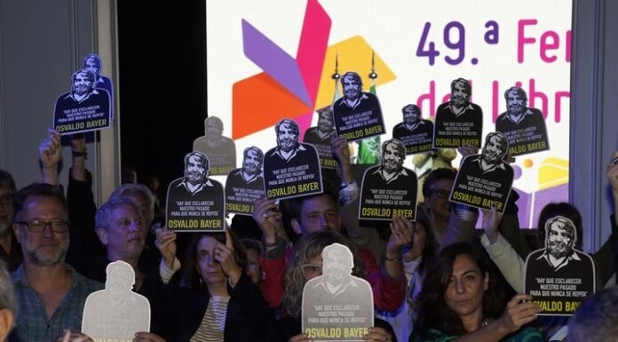 Batalla de abucheos y un escrache con fotos de Osvaldo Bayer en la inauguración de la Feria del Libro