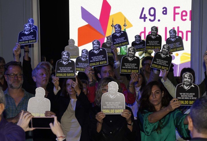 La imagen de Osvaldo Bayer es levantada por decenas de invitados como respuesta al discurso del Secretario de Cultura en la inauguración de la Feria del Libro. Foto: Fernando de la Orden.