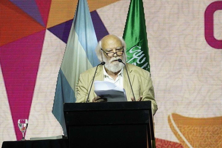 El escritor y periodista argentino Juan Sasturain habla durante la inauguración de la 49 Feria Internacional del Libro. Foto: Fernando de la Orden.
