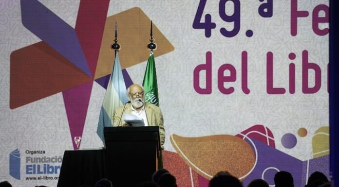 El discurso completo del escritor Juan Sasturain, un recorrido por lecturas inolvidables y una extraña enfermedad