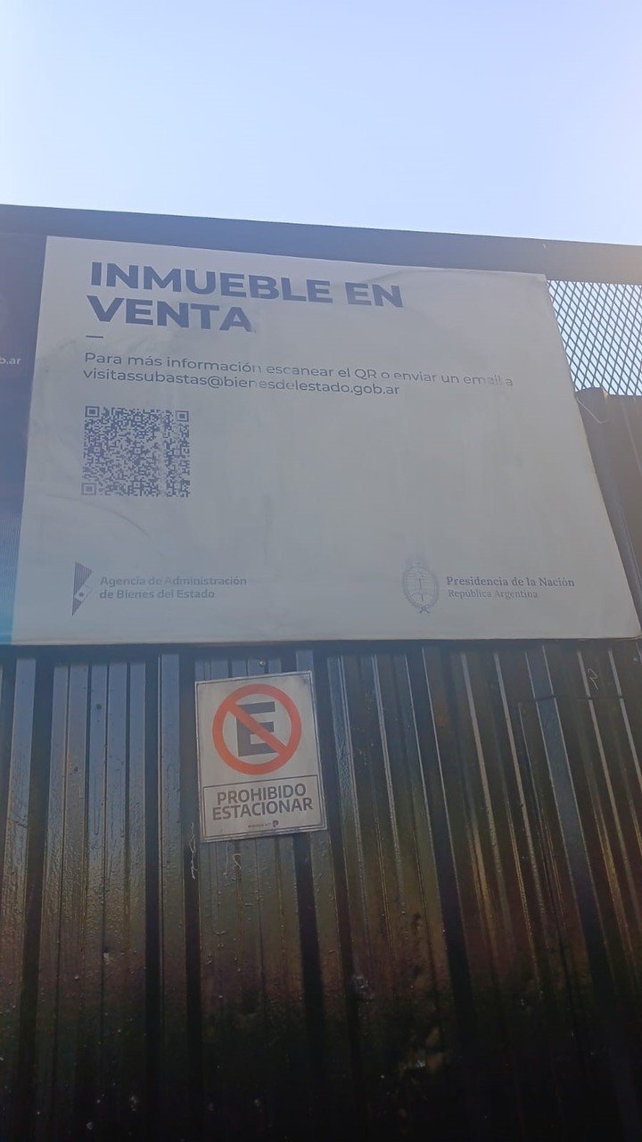 Cartel de venta en el predio donde debía construirse el Centro Nacional de Conservación y Reservas para el Museo Nacional de Bellas Artes (MNBA). Foto: Clarín.