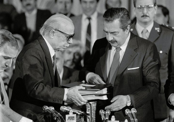 El día, en septiembre de 1984, en que Sabato le entregaba en informe CONADEP a Alfonsín. /AP