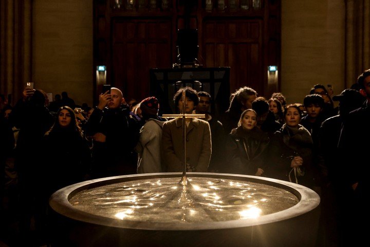 La gente asiste a la misa de Navidad en la catedral de Notre Dame en París, Francia, 25 de diciembre de 2024. La catedral reabrió al público el 08 de diciembre de 2024. (Francia) EFE/EPA/Teresa Suarez