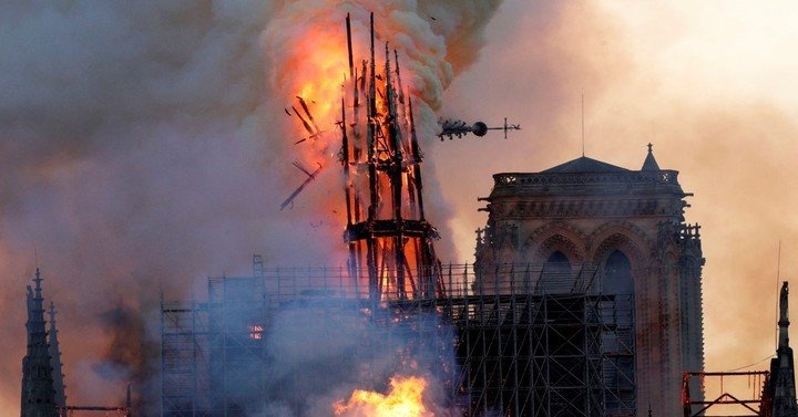 Incendio en la catedral de Notre Dame en Paris/ AFP