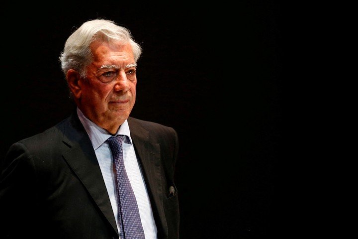 El escritor peruano y premio Nobel de Literatura Mario Vargas Llosa asiste a un foro de apoyo a la oposición venezolana en Caracas, Venezuela 24 de abril de 2014. REUTERS/Jorge Silva/File Photo