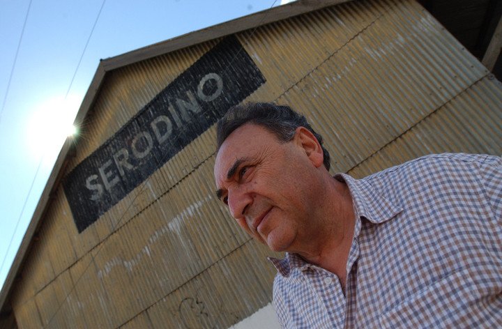 El escritor Juan José Saer en un recorrido por Serodino, el pueblo de Santa Fe donde nació. Foto: David Fernández