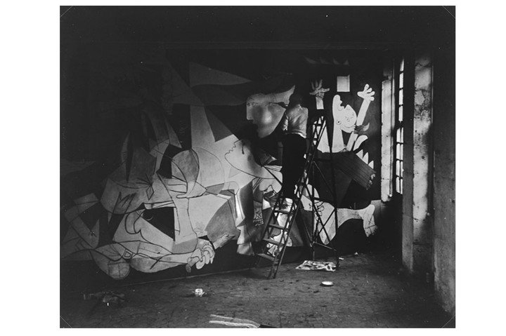 Dora Maar
54 - Picasso debout sur un escabeau travaillant à Guernica, état VI bis. 1937
Tirage d’exposition réalisé à partir de l’épreuve originale (20,1 x 24,5 cm) conservée au
Musée Picasso. RMN-Grand Palais © Jean- Gilles Berizzi Panorama
El patrimonio fotográfico en diálogo con la creación contemporánea.