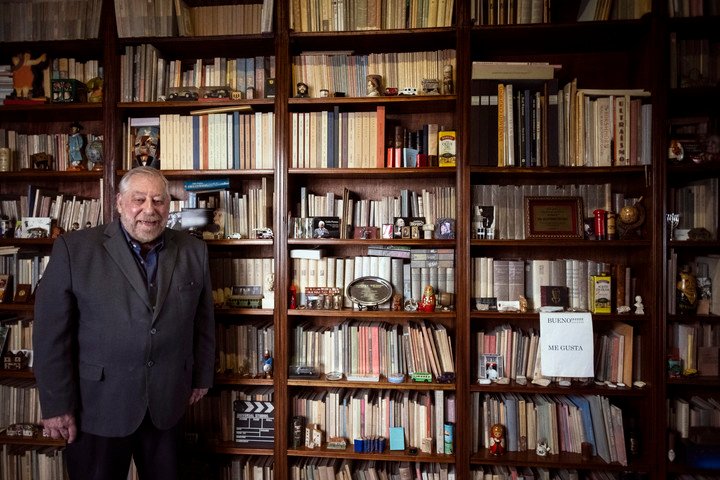 El escritor y coleccionista Alejandro Vaccaro junto a la biblioteca dedicada al Jorge Luis Borges en su casa porteña. Foto: Mariana Nedelcu.