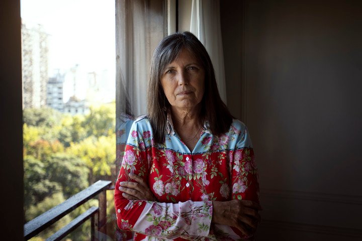 La escritora Claudia Piñeiro en su casa del barrio de Palemo. Foto: Mariana Nedelcu.