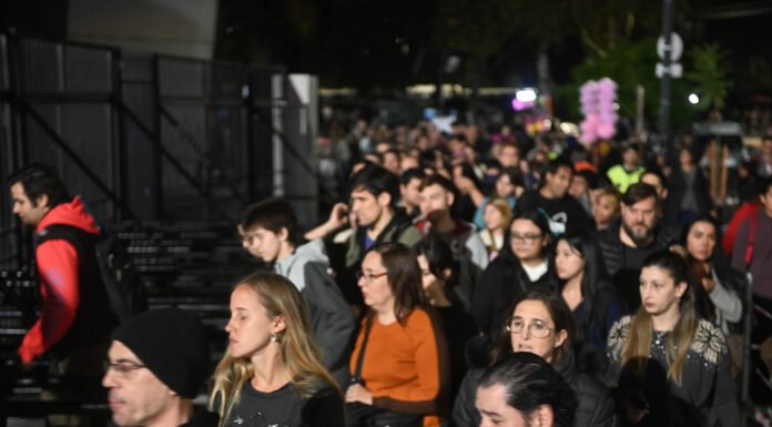 Miles de personas llenan esta noche La Rural durante la Noche de la Feria, con entrada gratis