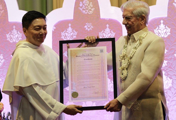 Mario Vargas Llosa, al recibir el título de doctorado honoris causa en la Universidad de Santo Tomás en Manila, Filipinas, en 2016. Foto EFE / Mark R. Cristino