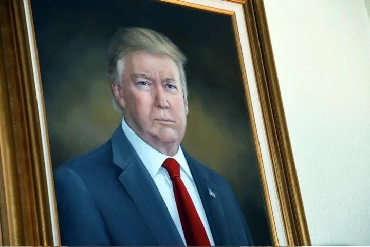 El retrato del presidente Trump en el Capitolio de Colorado en 2019. Foto: Thomas Peipert/AP Photo