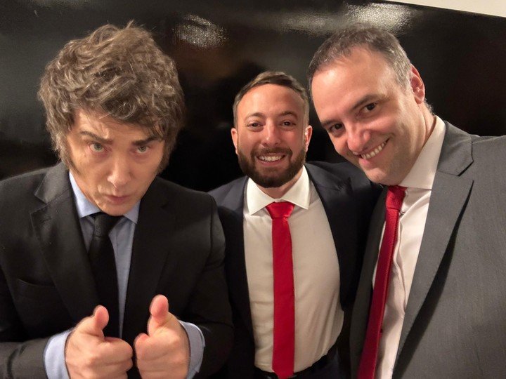 El presidente junto a Agustín Laje y el candidato y actual vocero Manuel Adorni.