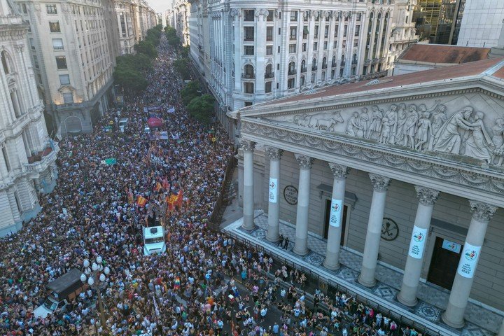 Escenas de la masiva protesta de febrero, convocada por la comunidad LGTB. Fotos de EFE