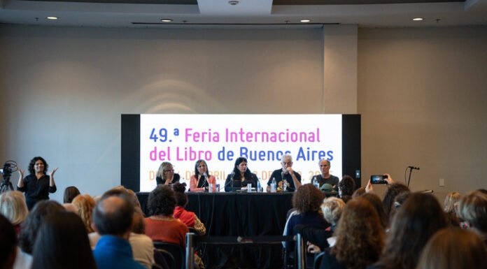 Chispazos, contrapuntos, aplausos y gritos en el debate final de la Feria del Libro dedicado a la libertad