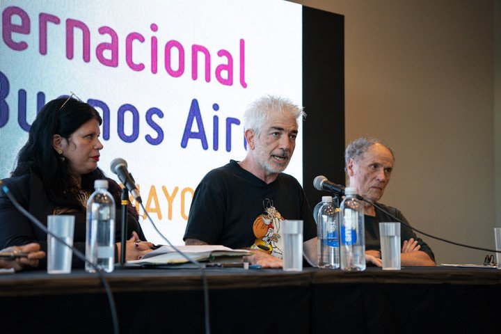 Dolores Reyes, Marcelo Birmajer y Tomás Abraham en el debate de cierre de la Feria del Libro. Foto: Santiago Garcia Díaz.