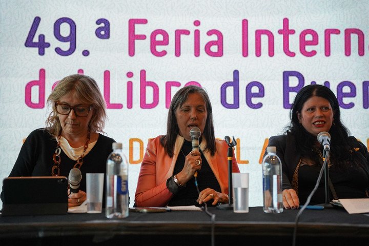 Hinde Pomeraniec, Claudia Piñeiro y Dolores Reyes en el debate de cierre de la Feria del Libro. Foto: Santiago Garcia Díaz.