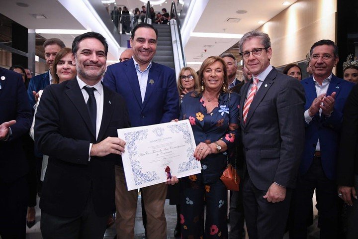 Daniel Abate, Director de Cultura del Senado, declaró de Interés cultural a la Séptima edición de arteCo. En la foto junto al gobernador Gustavo Valdés, la directora del Instituto de Cultura, Beatriz Kunin, y el senador Eduardo Vischi.